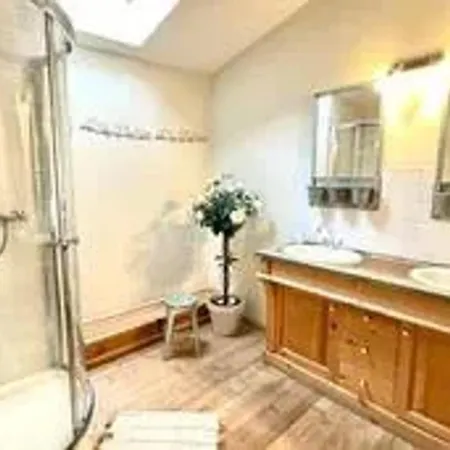 Villa Spacieuse Avec Piscine A *